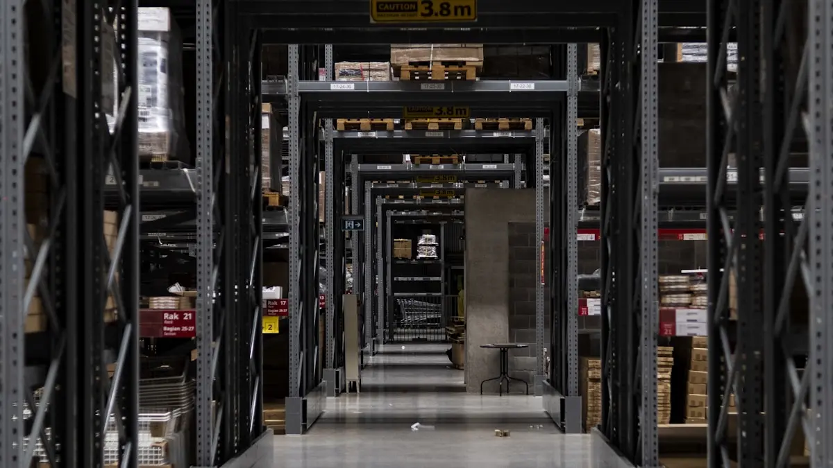 Robot čisti prolaz u logističkom skladištu